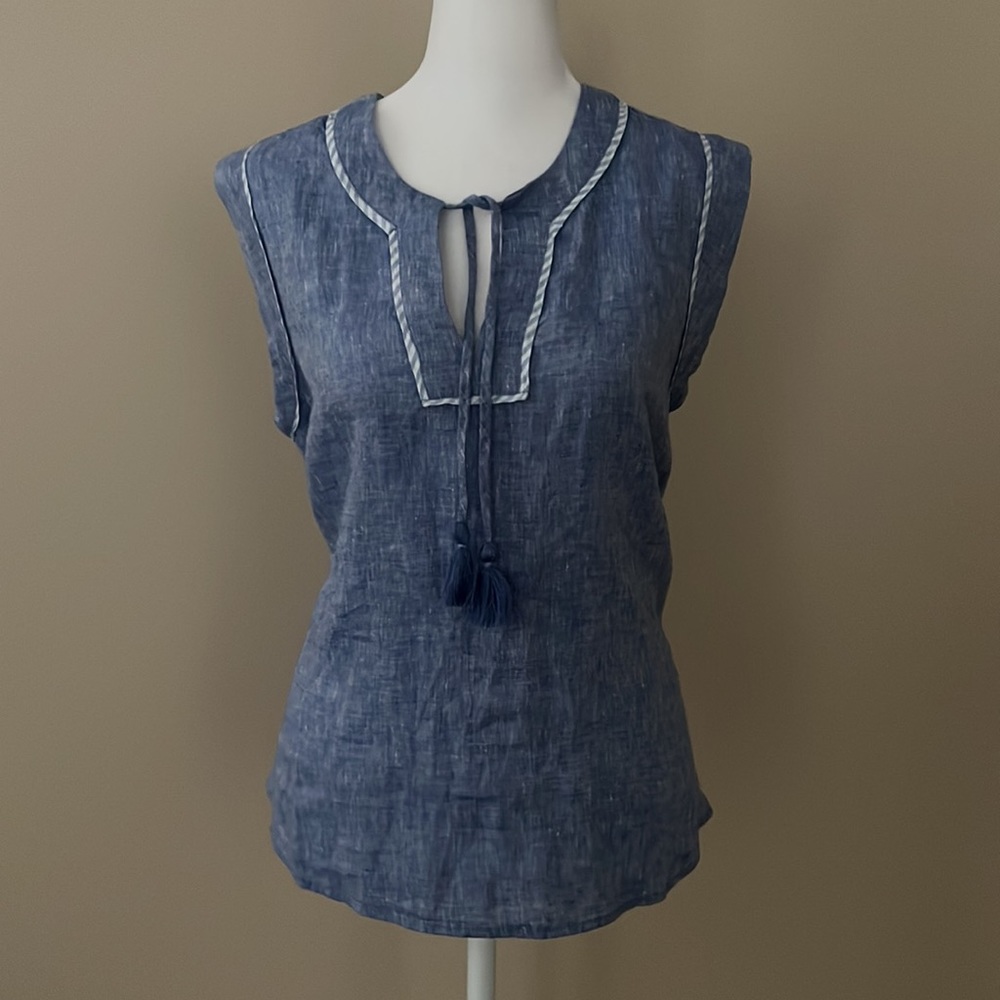 New with tag Vineyard Vines women’s notch neck tassel pop over top size small